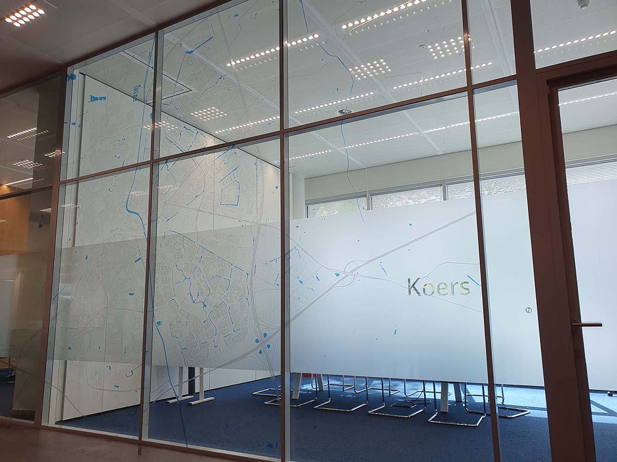 Bijzondere raamfolie met print op glasheldere folie en op maat gesneden patroon in kantoor – decoratief, privacy en versterking van huisstijl